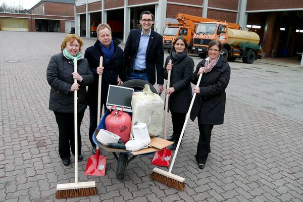 Helene Langner (ZBH-Bereichsleiterin), erster Beigeordneter Volker Lindner, Alexander Letzel (erster stv. Bürgermeister), Heike Schulte-Knappmann (ZBH-Abfallberaterin) und Silvia Godde (zweite stv. Bürgermeisterin) üben beim Pressetermin schon mal für