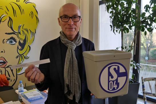 Bürgermeister Fred Toplak verlost eine private Schalke-Karte an einen Fan aus Herten.