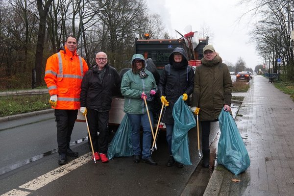 Bürgermeister mit Bürgerinnen und Bürgern beim Müll einsammeln
