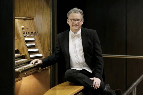 Michael Schönheit, Organist im Leipziger Gewandhaus, ist mit einem Kammerensemble unter dem Titel „Weihnacht im Wandel der Jahrhunderte“ zu Gast. 