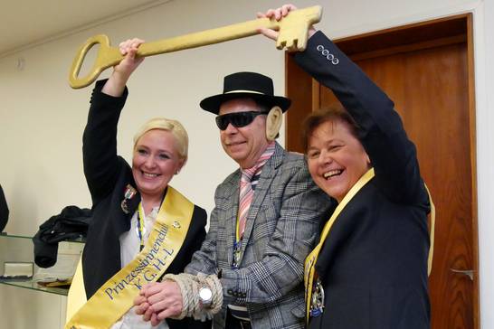 Stadtbaurat Volker Lindner muss den goldenen Rathausschlüssel rausrücken. Jasmin (links) und Heike (rechts) nehmen ihn in Empfang. Stadtbaurat Volker Lindner muss den goldenen Rathausschlüssel rausrücken. Jasmin (links) und Heike (rechts) nehmen ihn in Empfang.