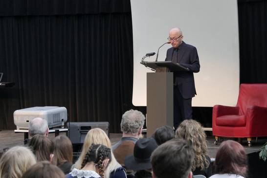 'Ich hoffe, dass wir uns alle immer an unsere deutsche Geschichte erinnern werden und immer dann für andere Menschen einsetzen, wenn es nötig ist', betonte Bürgermeister Fred Toplak beim Holocaust-Gedenktag am letzten Freitag. 'Ich hoffe, dass wir uns alle immer an unsere deutsche Geschichte erinnern werden und immer dann für andere Menschen einsetzen, wenn es nötig ist', betonte Bürgermeister Fred Toplak beim Holocaust-Gedenktag am letzten Freitag.