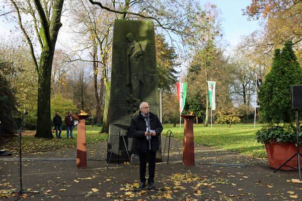 Beim diesjährigen Volkstrauertag erinnerte Bürgermeister Matthias Müller unter dem Leitgedanken „Frieden ist mehr als die Abwesenheit von Krieg“ an die Opfer durch Kriege und Gewalt (Foto: Stadt Herten).