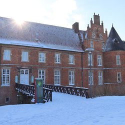 
                                Schloss im Schlosspark im Winter
                            