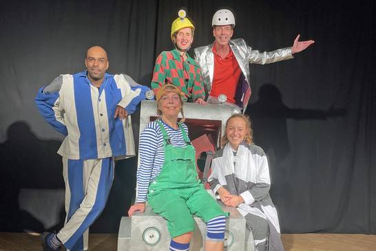 Das TheaterTill bringt mit dem Stück "Abgeschnallt" Kindern auf spielerischer Weise bei, wie sie sich sicher im Straßenverkehr bewegen können (Foto: Stadt Herten).