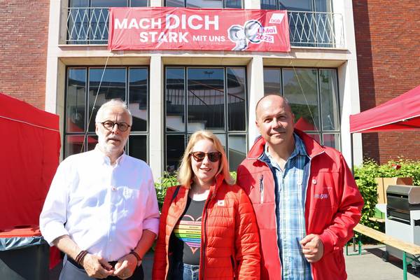 Hielten zum Tag der Arbeit ihre Reden vor dem Hertener Rathaus: Bürgermeister Matthias Müller, Nadine Bloemers, stellvertretende Landesbezirksleiterin IGBCE Westfalen, und Thomas Prinz, DGB-Vorsitzender des Ortsverbands Herten.