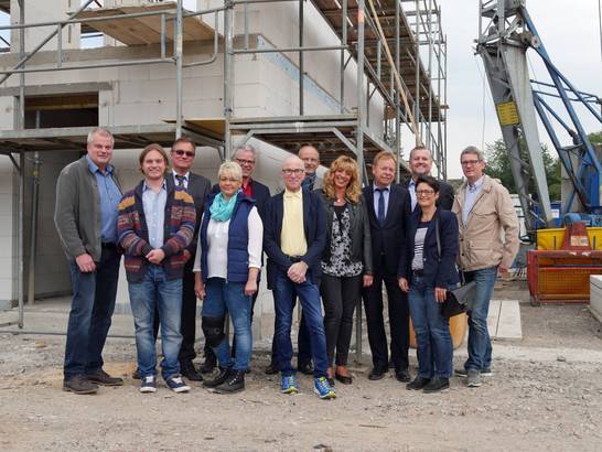 Bürgermeister Fred Toplak (Mitte) und Vertreterinnen und Vertreter der Stadt Herten besuchten Familie Büning (links) am neuen Firmenstandort auf Schlägel &amp; Eisen.