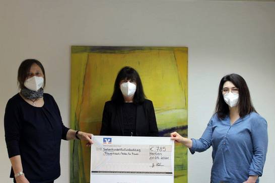 Bettina Hahn vom Kulturbüro (links) und Aynur Terzi, Patin der Benefizveranstaltung (rechts), übergaben der Leiterin des Frauenhauses Herten, Karin Hester, einen Scheck in Höhe von 785 Euro (Foto: Diakonie RE). Bettina Hahn vom Kulturbüro (links) und Aynur Terzi, Patin der Benefizveranstaltung (rechts), übergaben der Leiterin des Frauenhauses Herten, Karin Hester, einen Scheck in Höhe von 785 Euro (Foto: Diakonie RE).
