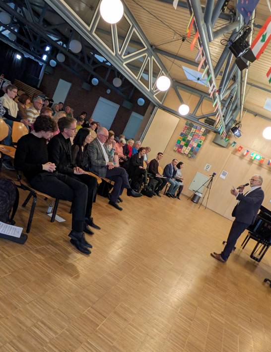 Als Schirmherr begrüßt Bürgermeister Matthias Müller die Gäste des Querflöten-Konzerts im Bürgerhaus Herten. Als Schirmherr begrüßt Bürgermeister Matthias Müller die Gäste des Querflöten-Konzerts im Bürgerhaus Herten.