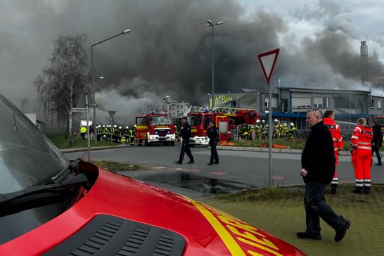 Rund 120 Einsatzkräfte der Feuerwehr Herten sowie weiterer Feuerwehren aus dem Kreis Recklinghausen waren an den Löscharbeiten des Feuers beteiligt, das hohe, dunkle Rauchschwaden rund um das Gewerbegebiet an der Halde Hoheward erzeugte. (Foto: Feuerwehr Recklinghausen)