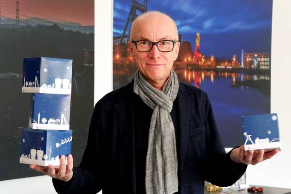 Bürgermeister Fred Toplak präsentiert den Adventskalender 2016.
