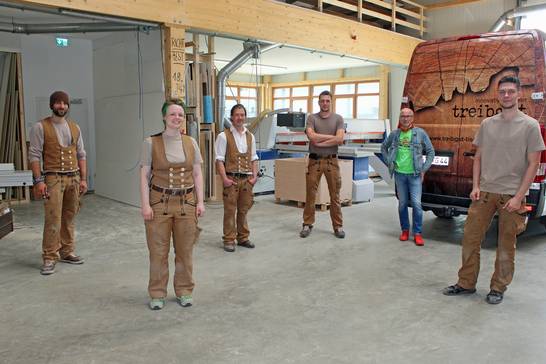 Unternehmensbesuch bei der Firma treibgut: (v.l.n.r) Tobias Smock (Azubi), Keana Becker (Mitarbeiterin), Inhaber Christoph Reinders, Betriebsleiter Paul Schäfer, Bürgermeister Fred Toplak und Moritz Pabst (Mitarbeiter).