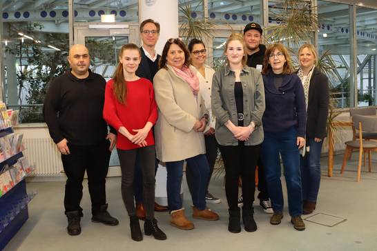 In der Bibliothek Herten soll die „Lernbar“ entstehen. Die Vertreterinnen und Vertreter der Kooperationsgemeinschaft sind: (v.l.) Metin Erkal, Luisa Menzler (beide VHS), Sascha Schiefer (Musikschule), Sabine Weißenberg (VHS), Katrin Wolf (Haus der Kulturen), Nelli Stenzel (Kulturbüro), Tim Langer (Kulturbüro und Projektkoordinator), Elke Hodde-Karlich (Leitung Bibliothek), Stefanie Dobberke (Amtsleitung für außerschulische Bildung und Kultur).