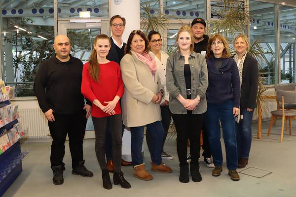 In der Bibliothek Herten soll die „Lernbar“ entstehen. Die Vertreterinnen und Vertreter der Kooperationsgemeinschaft sind: (v.l.) Metin Erkal, Luisa Menzler (beide VHS), Sascha Schiefer (Musikschule), Sabine Weißenberg (VHS), Katrin Wolf (Haus der Kulturen), Nelli Stenzel (Kulturbüro), Tim Langer (Kulturbüro und Projektkoordinator), Elke Hodde-Karlich (Leitung Bibliothek), Stefanie Dobberke (Amtsleitung für außerschulische Bildung und Kultur).