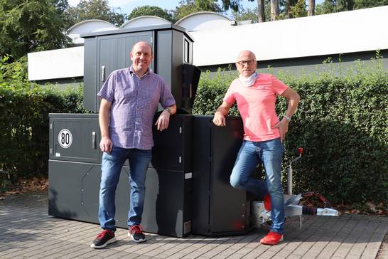 „Ursula“ bekommt Verstärkung: Marc Bouten, Leiter des Ordnungsamtes Herten und Bürgermeister Fred Toplak nehmen die neue semimobile Blitzanlage in Empfang. „Ursula“ bekommt Verstärkung: Marc Bouten, Leiter des Ordnungsamtes Herten und Bürgermeister Fred Toplak nehmen die neue semimobile Blitzanlage in Empfang.