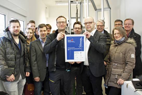 Das Institut für Eignungsprüfung (IfEP) erhielt die Nominierungsurkunde für die Endrunde des Vestischen Unternehmenspreises. Mit dabei waren Brigitte Berkau (3.v.r.) von der Wirtschaftsförderung und Fachbereichsleiter Peter Brautmeier (4.v.r.).