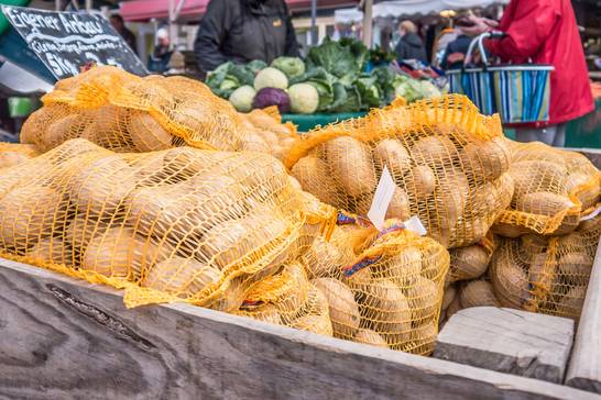 Der Hertener Wochenmarkt findet dienstags und freitags von 8 bis 13 Uhr auf dem Marktplatz statt. Hier können Sie frische Produkte, Pflanzen oder Kurzwaren kaufen. Aufgrund verschiedener Feiertage, wie z.B. Ostern oder Weihnachten, kann sich der Markttag um einen Tag verschieben. 