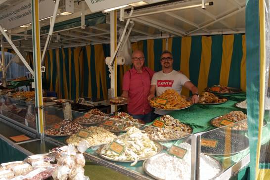 Ein neues Angebot erweitert ab sofort jeden Freitag das Sortiment auf dem Hertener Wochenmarkt: Chakil Boulakhrif aus Dortmund bietet den Kundinnen und Kunden mit seiner „Fruchtinsel“ Nüsse und Trockenfrüchte an. Bürgermeister Fred Toplak hat den M