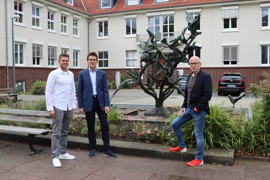 Der Taubenbrunnen vorm alten Rathaus in Westerholt ist wieder in Betrieb. Christian und Franz Porten und Bürgermeister Fred Toplak freuen sich, dass das Wasser wieder fließt. 