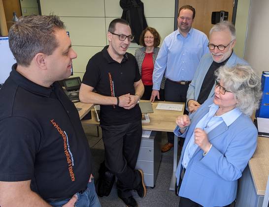 Stefan Kaswig und Eike Speina (v.l.) stellen Stadtbaurätin Janine Feldmann und Bürgermeister Matthias Müller (v.r.) ihr Startup im Zukunftszentrum Herten vor. Frauke Wiering von der Hertener Wirtschaftsförderung und Heiko Hautkappe, Immobilienverwalter im Zukunftszentrum, begleiten den Unternehmensbesuch.