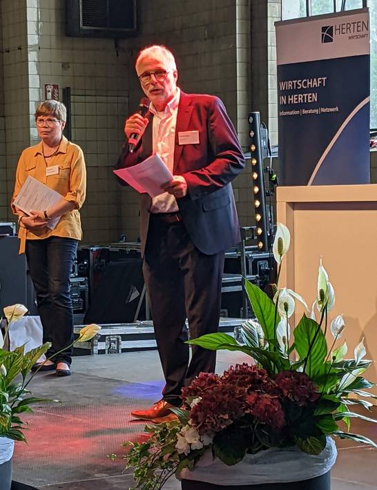 Bürgermeister Matthias Müller begrüßt die Unternehmerinnen und Unternehmer bei "Wirtschaft im Kontakt" auf Ewald. Im Hintergrund: Dr. Babette Nieder, Geschäftsführerin von WiN Emscher-Lippe. Bürgermeister Matthias Müller begrüßt die Unternehmerinnen und Unternehmer bei "Wirtschaft im Kontakt" auf Ewald. Im Hintergrund: Dr. Babette Nieder, Geschäftsführerin von WiN Emscher-Lippe.