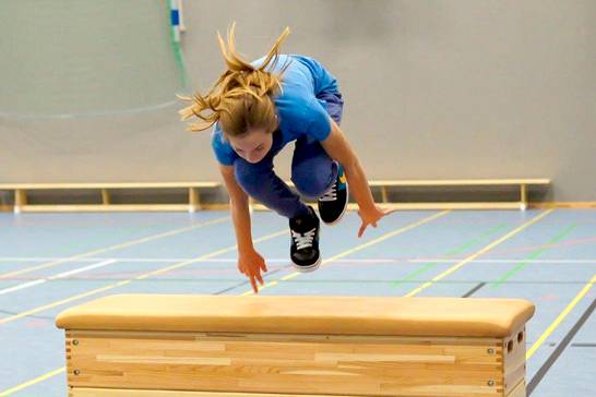 Hoch springen, sicher landen, mit coolen Moves beeindrucken – Beim Parkour-Workshop zeigen die Profis alle Grundtechniken der beliebten Street-Sportart.