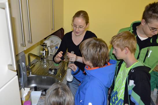 Wie sinken Fische im Wasser und warum kann eine Rakete hoch in die Luft steigen? Diesen und vielen weiteren Fragen können Kinder zwischen sechs und acht Jahren in dem Workshop nachgehen.