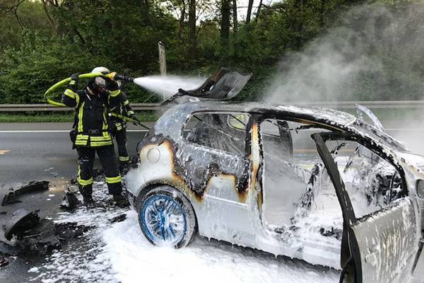 Die Rettungskräfte der Hertener Berufsfeuerwehr löschten am Montagabend einen brennenden PKW auf der Autobahn.