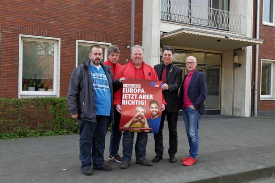 v.l.n.r. Reinhard Piwek, Hans-Jürgen David und Kai Schäfer von der IG BCE sowie Mark Rosendahl (DGB-Geschäftsführer Emscher-Lippe) und Bürgermeister Fred Toplak freuen sich auf die diesjährige Maikundgebung.