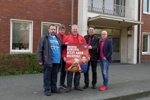 v.l.n.r. Reinhard Piwek, Hans-Jürgen David und Kai Schäfer von der IG BCE sowie Mark Rosendahl (DGB-Geschäftsführer Emscher-Lippe) und Bürgermeister Fred Toplak freuen sich auf die diesjährige Maikundgebung.