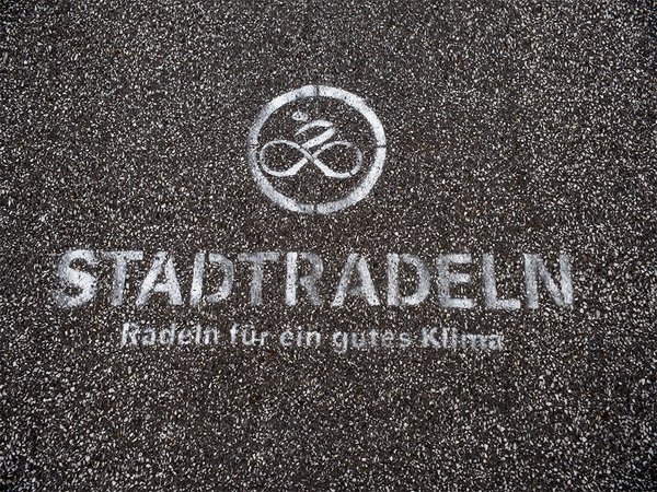 Logo Stadtradeln auf Asphalt gesprüht