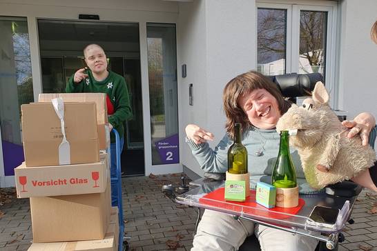 Das ZBH-Maskottchen Hedda holt persönlich die Geschenkschachteln für die Kinder der Baumschmück-Aktion bei den Beschäftigten Pia Effenberg (l.) und Andrea Pawlowski ab und bestaunt die anderen Geschenkangebote der Recklinghäuser Werkstätten (Foto: Stadt Herten). Das ZBH-Maskottchen Hedda holt persönlich die Geschenkschachteln für die Kinder der Baumschmück-Aktion bei den Beschäftigten Pia Effenberg (l.) und Andrea Pawlowski ab und bestaunt die anderen Geschenkangebote der Recklinghäuser Werkstätten (Foto: Stadt Herten).
