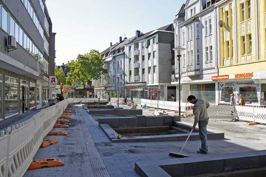 Auf der oberen Ewaldstraße wurden sechs quadratische Baumscheiben angelegt, die dank Bankauflagen auch als Sitzgelegenheit dienen. Auf der oberen Ewaldstraße wurden sechs quadratische Baumscheiben angelegt, die dank Bankauflagen auch als Sitzgelegenheit dienen.