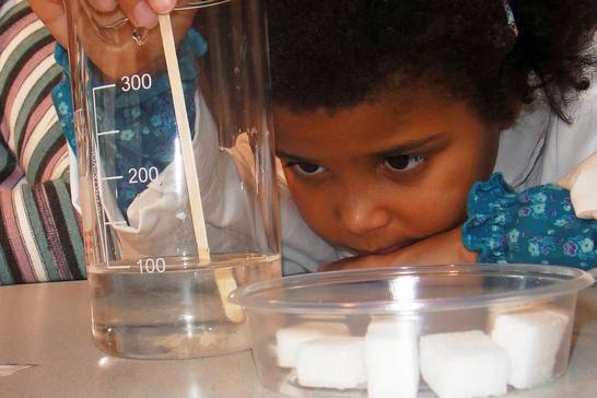 Zu diesem naturwissenschaftlichen Familien-Workshop sind fünf- bis sechsjährige Kinder eingeladen, die gerne forschen, aber noch nicht lesen und schreiben können. Sie experimentieren gemeinsam mit einem Eltern- oder Großelternteil. Zu diesem naturwissenschaftlichen Familien-Workshop sind fünf- bis sechsjährige Kinder eingeladen, die gerne forschen, aber noch nicht lesen und schreiben können. Sie experimentieren gemeinsam mit einem Eltern- oder Großelternteil.