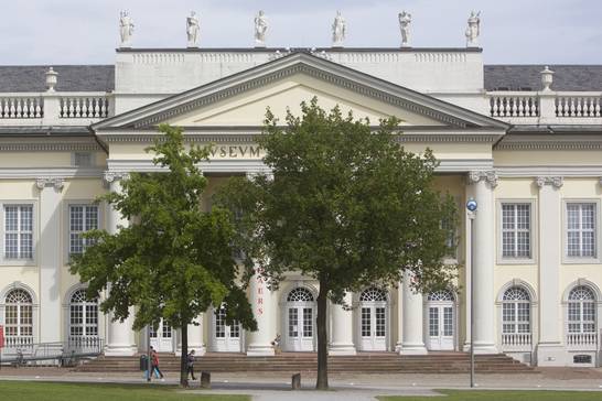 Die Fahrt zur documenta findet am 12. August statt.
(Credit_Joseph Beuys, 7000 Eichen. Stadtverwaldung statt Stadtverwaltung, 1982-1987. Foto: Ryszard Kasiewicz) 