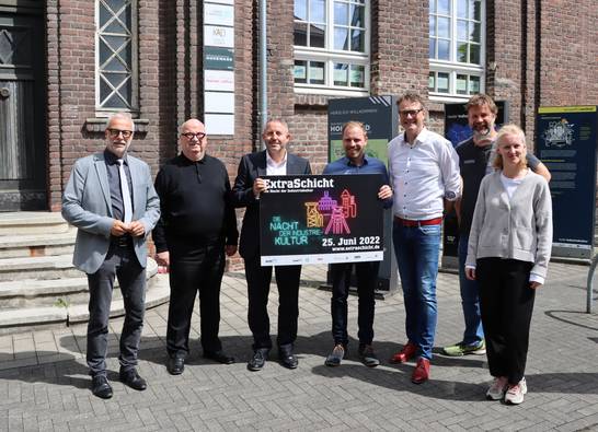 Zwei Spielorte laden ab 17 Uhr jeweils dazu ein den Blick in die Zukunft zu werfen ohne die Vergangenheit zu vergessen. Bürgermeister Matthias Müller, Christian Stratmann vom RevuePalast Ruhr, Elmar Nothhelfer (Motorworld Group), Sebastian Eck (Ruhrtourismus GmbH), die beiden Organisatoren Dirk Krühler (KW Konzept) und Andreas Weider (Klub Schläge&Eisen) und Anna Gerhard von der Stiftung Industriedenkmalpflege (v.l.) haben das umfangreiche Programm der Extraschicht in Herten vorgestellt. Zwei Spielorte laden ab 17 Uhr jeweils dazu ein den Blick in die Zukunft zu werfen ohne die Vergangenheit zu vergessen. Bürgermeister Matthias Müller, Christian Stratmann vom RevuePalast Ruhr, Elmar Nothhelfer (Motorworld Group), Sebastian Eck (Ruhrtourismus GmbH), die beiden Organisatoren Dirk Krühler (KW Konzept) und Andreas Weider (Klub Schläge&Eisen) und Anna Gerhard von der Stiftung Industriedenkmalpflege (v.l.) haben das umfangreiche Programm der Extraschicht in Herten vorgestellt.