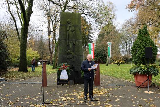 Gerd Lange, Vertreter der Vereinigung der Verfolgten des Naziregimes-Bund der Antifaschisten, trug ein kurzes Gedicht über den Krieg vor (Foto: Stadt Herten). Gerd Lange, Vertreter der Vereinigung der Verfolgten des Naziregimes-Bund der Antifaschisten, trug ein kurzes Gedicht über den Krieg vor (Foto: Stadt Herten).