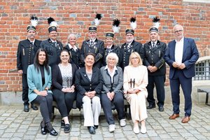 Gemeinsames Foto der Bürgerpreisträgerinnen und -preisträger 2024 mit dem Bürgermeister 
