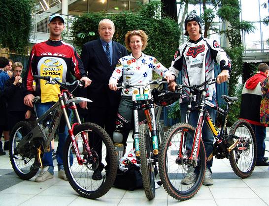 Bürgermeister Klaus Bechtel und die Meister im Mountainbiking (12/02)