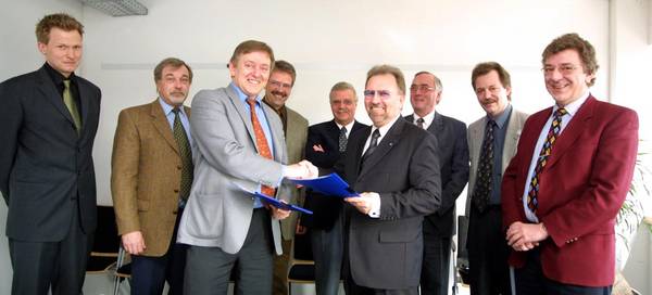 Unterschrift Rahmenvertrag Blauer Turm (03.03)