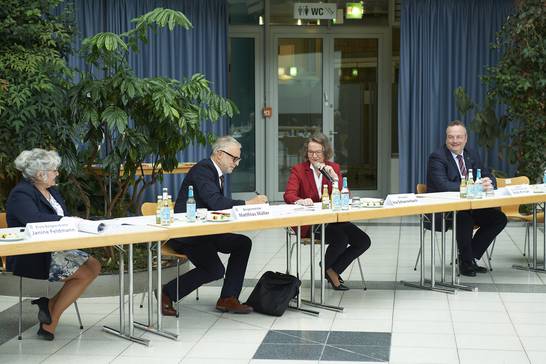 "In diesen Zeiten ist die Städtebauförderung ein Mutmacher und Impulsgeber für Solidarität und Zusammenhalt. Auch Herten war durch die Corona-Pandemie stark gefordert. Die Gelder für die Städtebauförderung sind deshalb jetzt ein wichtiges Zeichen. Mit den Mitteln möchten wir Herten dabei helfen, jetzt wieder richtig durchzustarten", so NRW-Ministerin Ina Scharrenbach (Foto: Martin Schmüdderich Fotografie) "In diesen Zeiten ist die Städtebauförderung ein Mutmacher und Impulsgeber für Solidarität und Zusammenhalt. Auch Herten war durch die Corona-Pandemie stark gefordert. Die Gelder für die Städtebauförderung sind deshalb jetzt ein wichtiges Zeichen. Mit den Mitteln möchten wir Herten dabei helfen, jetzt wieder richtig durchzustarten", so NRW-Ministerin Ina Scharrenbach (Foto: Martin Schmüdderich Fotografie)