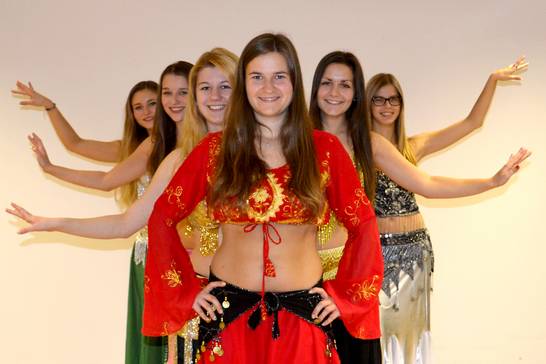 Mit bunt funkelnden Kostümen und orientalischen Klängen entführen die Tänzerinnen der CreativWerkstatt Herten ihr Publikum in die Welt aus 1001 Nacht. Mit bunt funkelnden Kostümen und orientalischen Klängen entführen die Tänzerinnen der CreativWerkstatt Herten ihr Publikum in die Welt aus 1001 Nacht.