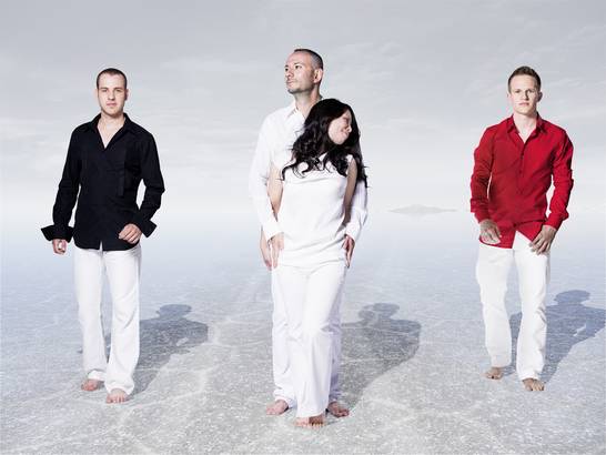 Das Wave Marimba Quartet (Emiko Uchiyama, Vladi Petrov, Christoph Sietzen und Bogdan Bacanu) sorgt bei Freunden der Klassik ebenso wie im Bereich des Pop für Überraschung und Zustimmung. (Foto: Menie Weissbacher) Das Wave Marimba Quartet (Emiko Uchiyama, Vladi Petrov, Christoph Sietzen und Bogdan Bacanu) sorgt bei Freunden der Klassik ebenso wie im Bereich des Pop für Überraschung und Zustimmung. (Foto: Menie Weissbacher)