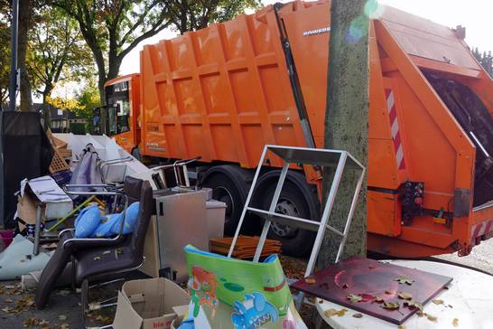 Im Jahr 2015 haben die Bürgerinnen und Bürger 6407 Sperrmülltermine vereinbart. Die gesamte Sperrmüllmenge – also über den Holservice und über die Abgabe am Recyclinghof – betrug 3396 Tonnen. Im Jahr 2015 haben die Bürgerinnen und Bürger 6407 Sperrmülltermine vereinbart. Die gesamte Sperrmüllmenge – also über den Holservice und über die Abgabe am Recyclinghof – betrug 3396 Tonnen.