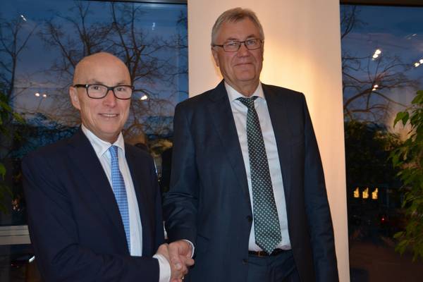 Regierungspräsident Prof. Dr. Reinhard Klenke (rechts) begrüßte Bürgermeister Fred Toplak (links) in der Bezirksregierung. 