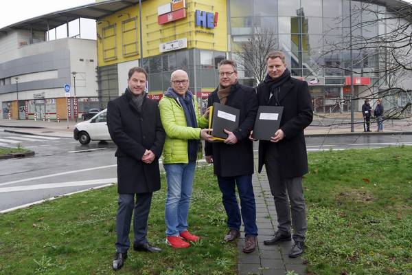 Bürgermeister Fred Toplak (2. v. l.) und Baurat Christoph Heidenreich (rechts) nehmen den Antrag von Dr. Stephan Schnitzler, Geschäftsführer von „Phoenix Development“ (3. v. l.) entgegen. Mit dabei ist Jens Greguhn (links) von der Firma SQM, die si
