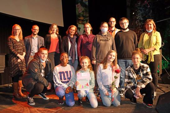 Die Schülerinnen und Schüler der Achtenbeckschule bekamen für ihren kreativen Kurzfilm gegen Rassismus den Kinder- und Jugendkulturpreis. Die Schülerinnen und Schüler der Achtenbeckschule bekamen für ihren kreativen Kurzfilm gegen Rassismus den Kinder- und Jugendkulturpreis.