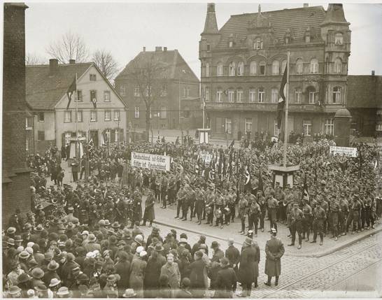Am 9. November 1938 wurden in ganz Deutschland Synagogen in Brand gesetzt, jüdische Einrichtungen, Geschäfte und Wohnungen geplündert und zerstört. Es gab zahlreiche Verhaftungen, Menschen wurden ermordet (Foto: Stadtarchiv/Pollmann).