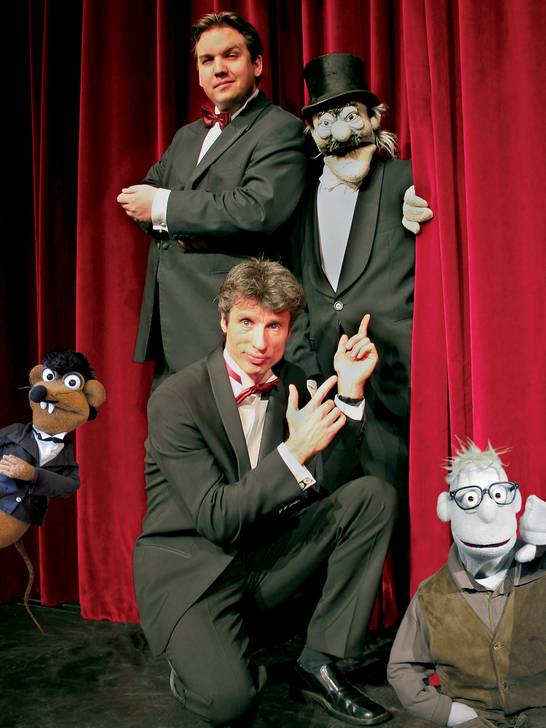 Puppenspieler Detlef Wutschik, besser bekannt als 'Werner Momsen', und Kabarettist Matthias Brodowy erwecken die Figur 'Bert Engel' zum Leben. (Foto: Sybille Mollzahn)