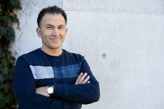 Fatih Çevikkollu ist ein deutscher Kabarettist, Theater-, Film- und Fernsehschauspieler und Sohn türkischer Eltern, die in den 60er-Jahren als Arbeitsmigranten nach Deutschland kamen. In seiner Lesung am Dienstag, 24. September, um 19 Uhr im Glashaus Herten beschreibt er sein Leben und das seiner türkischen Familie (Foto: Stefan Mager). Fatih Çevikkollu ist ein deutscher Kabarettist, Theater-, Film- und Fernsehschauspieler und Sohn türkischer Eltern, die in den 60er-Jahren als Arbeitsmigranten nach Deutschland kamen. In seiner Lesung am Dienstag, 24. September, um 19 Uhr im Glashaus Herten beschreibt er sein Leben und das seiner türkischen Familie (Foto: Stefan Mager).